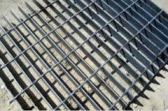 <b>平台钢格板周沐鸣平台围的四个点被焊接</b>