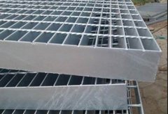 <strong>钢格板厂家的固沐鸣定方式与需重视的几</strong>