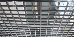 <b>结构平台安装过程中钢沐鸣格板的状态</b>